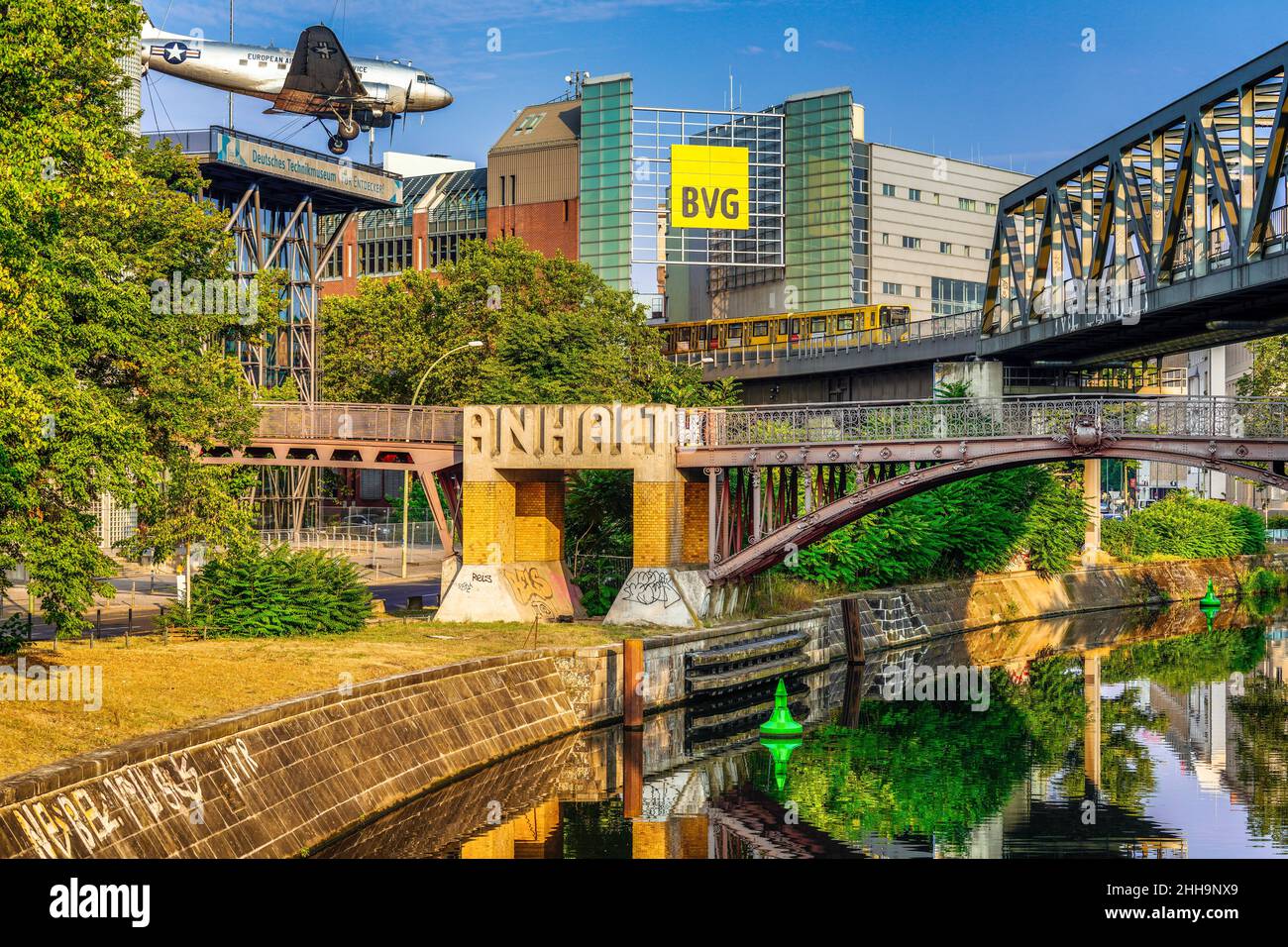 Berlin, Deutsches Technikmuseum à Kreuzberg. Un Douglas C-47 Skytrain („Rosinenbomber“) est monté sur le toit, les voies ferrées traversent le canal. Banque D'Images