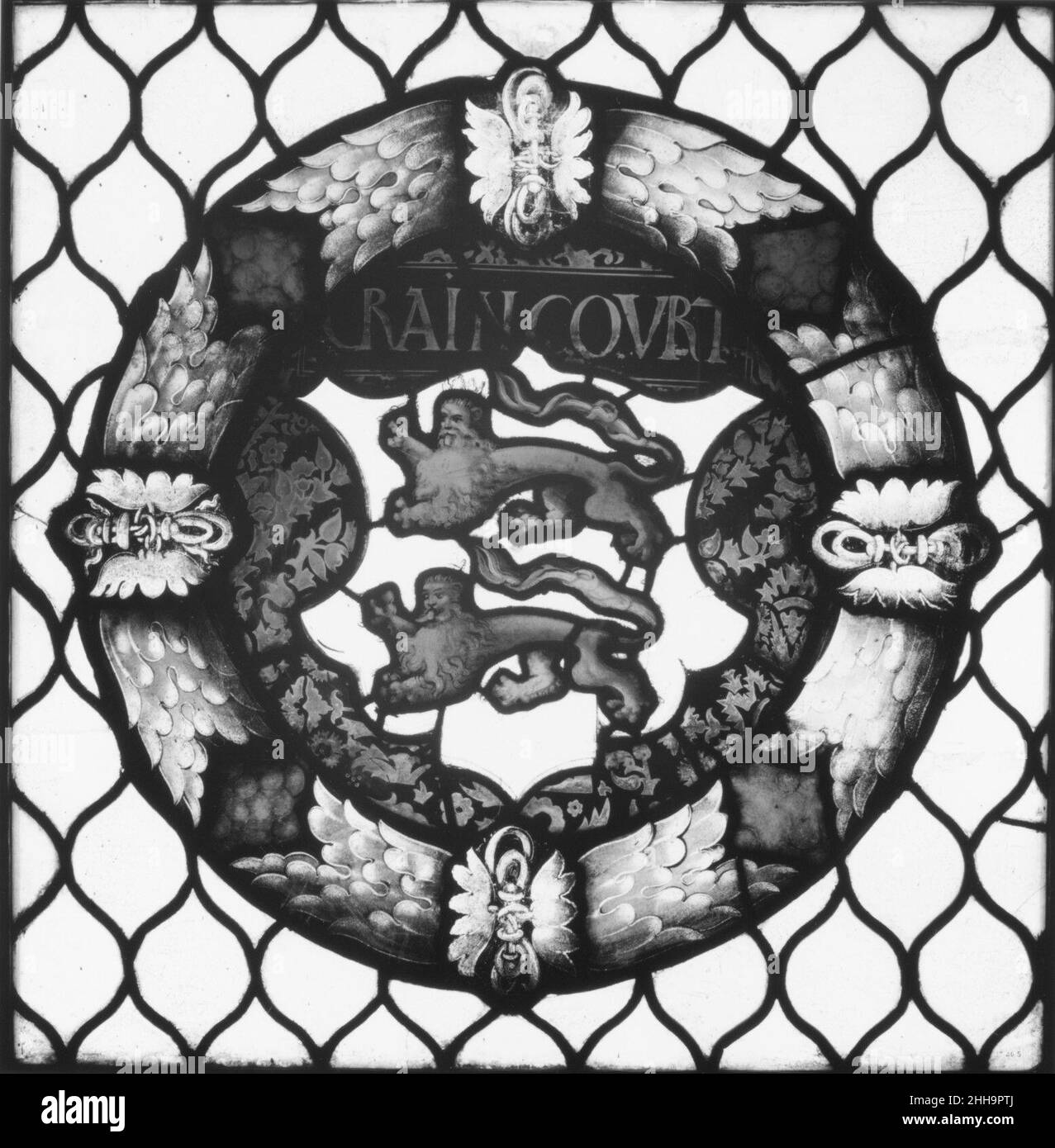 Les armoiries de Craincourt 1533 Valentin Bousch Français cette fenêtre provient d'une série de sept fenêtres faites pour le choeur de l'église prieuré bénédictine de Saint-Firmin à Flavigny-sur-Moselle en Lorraine.Les fenêtres avaient été commandées par le prieur, Sprudent de Lucy (1510-1557), de Valentin Bousch, un peintre de verre de Metz qui avait déjà travaillé sur un certain nombre de projets importants, dont la cathédrale de Metz.Bousch a été occupé par le projet Flavigny-sur-Moselle au début de 1530s.Trois des fenêtres monumentales existantes de la série portent chacune une date (1531, 1532 et 1533).Bous Banque D'Images