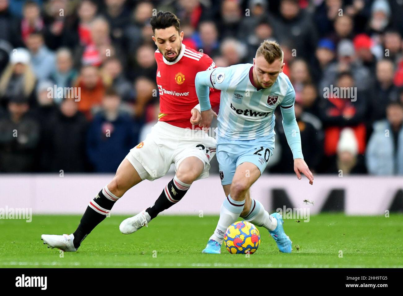 Manchester, Royaume-Uni.22nd janvier 2022.Alex Telles de Manchester United et Jarrod Bowen de West Ham United se battent pour le ballon lors du match de la Premier League à Old Trafford, Manchester, Royaume-Uni.Date de la photo: Dimanche 23 janvier 2022.Crédit photo devrait se lire: Anthony Devlin crédit: Anthony Devlin/Alamy Live News Banque D'Images