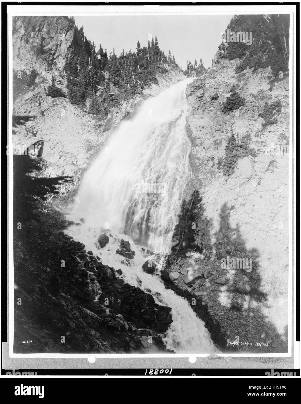 Chutes Sluiskan, parc national du Mont Rainier, Washington) - Asahel Curtis, Seattle Banque D'Images