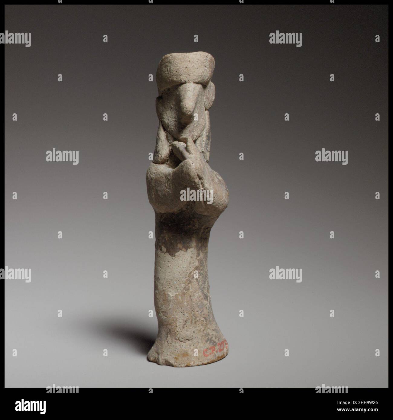 Joueur de lyre masculin debout ca.600–480 C.-B. Cypriote le corps cylindrique irrégulier est fait à la main et solide, il tourne à une base concave.Joueur de lyre masculin debout.Chypriote. Ca.600–480 C.-B.Terre cuite ; fait à la main.Cypro-archaïque IITerracottas Banque D'Images