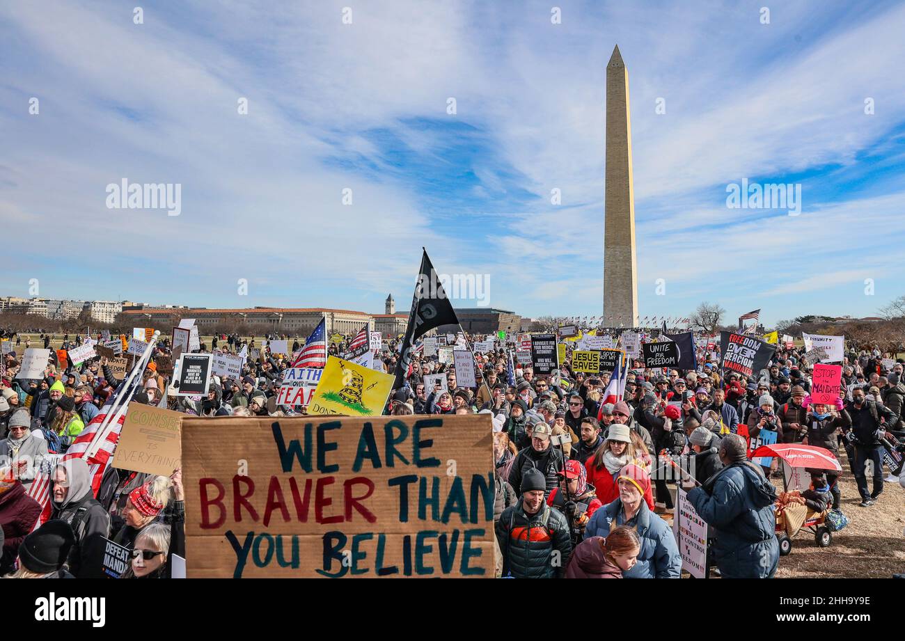 Washington, DC, États-Unis.23rd janvier 2022.Les manifestants se rendent au Lincoln Memorial lors d'une marche et protestent contre les mandats de vaccination au National Mall de Washington DC le dimanche 23 janvier 2022.Photo par Jemal Countess/UPI crédit: UPI/Alay Live News Banque D'Images