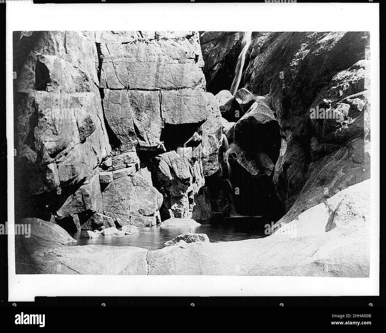 Petit étang à la base de la falaise, Yosemite National Park, Californie Banque D'Images