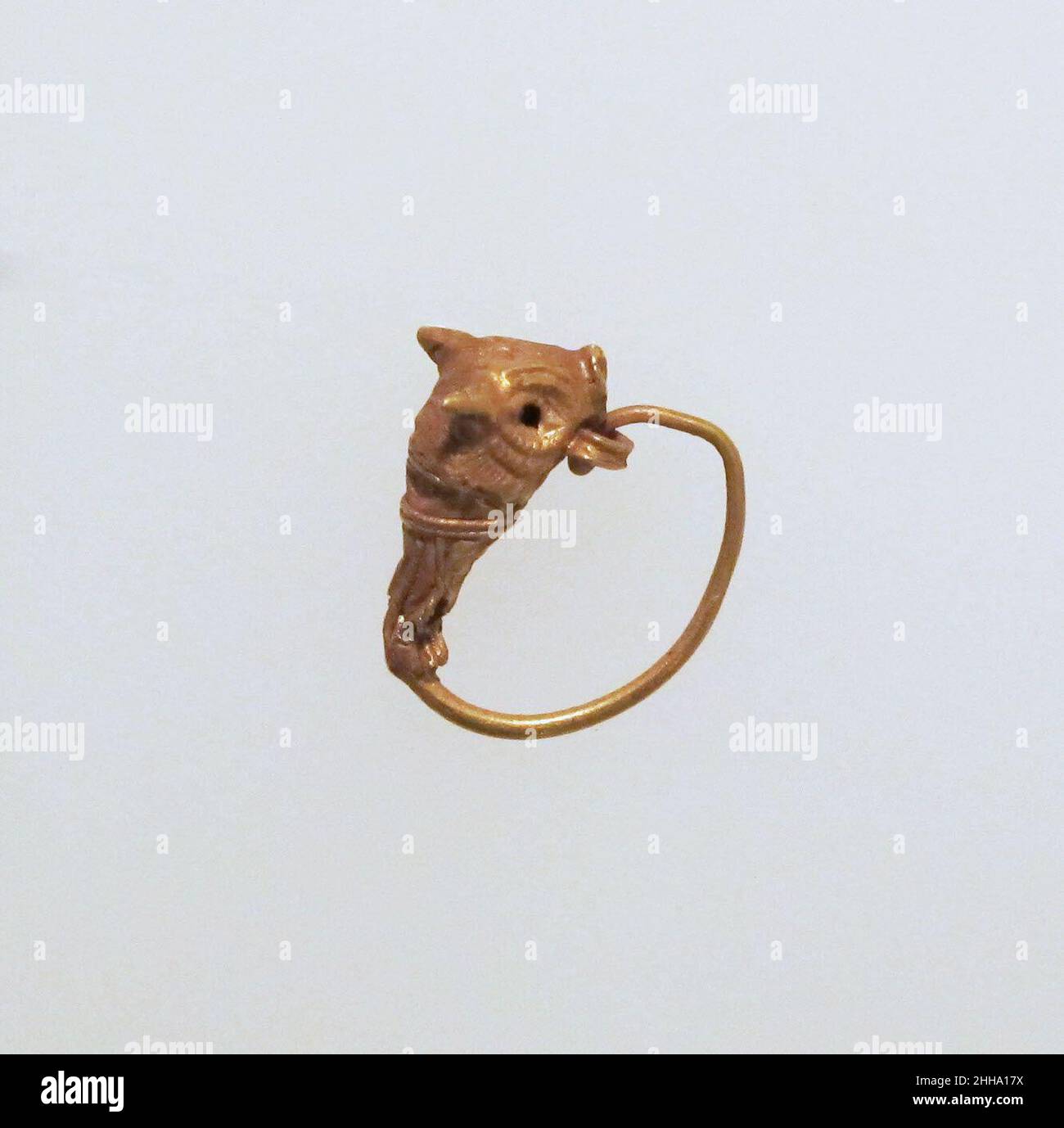 Boucle d'oreille en or avec tête d'un taureau 4th–3rd siècle C.-B. grec.Boucle  d'oreille dorée avec tête de taureau 242879 Photo Stock - Alamy