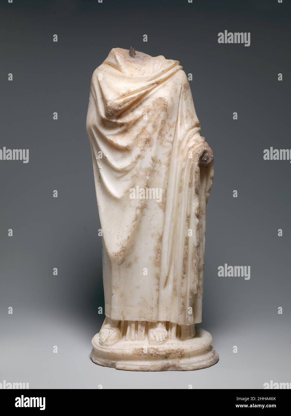 Statuette en marbre d'une femme ca.A.D. 138–193 Roman la figure est une version réduite d'un type connu dans de nombreuses copies romaines.L'inscription sur la base de notre exemple donne le nom Europa.Elle est plus connue comme la princesse transportée en Crète par Zeus sous la forme d'un taureau.Leurs enfants étaient Minos, Rhadamanthys et Sarpedon.Grâce à des représentations en vase-peintures, d'autres représentations sont connues d'Europa debout et enveloppé dans un manteau, plutôt que assis sur le dos d'un taureau.L'identité de l'œuvre, cependant, reste un sujet de discussion scientifique.Statuette en marbre d'un bon Banque D'Images