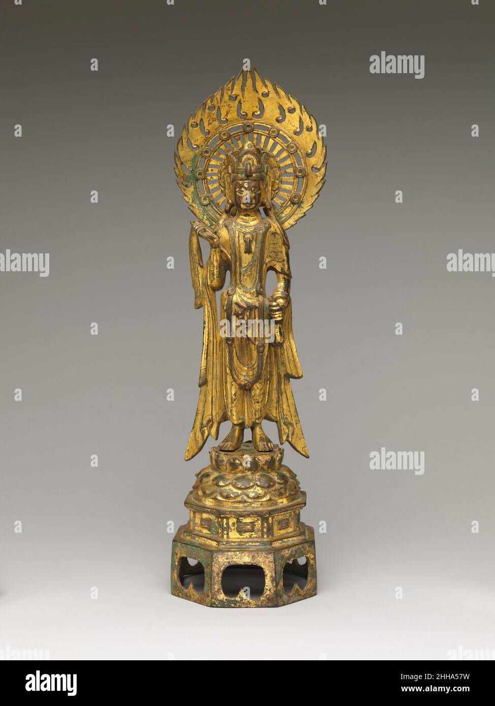 Bodhisattva Avalokiteshvara (Guanyin) fin du 6th siècle Chine cette sculpture est l'un des plus anciens exemples connus de la bodhisattva Avalokiteshvara tenant une branche de saule.Le saule, qui devient plus tard standard dans l'imagerie de Avalokiteshvara, est associé à la guérison.Bodhisattva Avalokiteshvara (Guanyin).Chine. Fin du 6th siècle.Bronze doré.Dynastie sui (581–618).Sculpture Banque D'Images