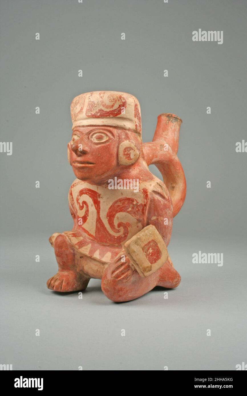 Bouteille à bec avec Warrior 6th–7th Century Moche (Loma Negra) (?)Ce vaisseau à bec d'étrier, fabriqué par un céramiste de la culture Moche sur la côte nord du Pérou, représente un guerrier qui se plie sur un genou.La figure porte un headaddress qui enveloppe ses cheveux et s'étend sur l'arrière de son cou.La coiffure est décorée de tourbillons dans un motif qui correspond à sa tunique, qu'il porte sur un tissu blanc.Il porte des ornements d'oreilles circulaires et tient un petit bouclier rectangulaire dans sa main gauche et un petit mace dans sa main droite.Le réservoir à bec en étrier—la forme du bec rappelle t Banque D'Images Bouteille à bec avec Warrior 6th–7th Century Moche (Loma Negra) (?)Ce vaisseau à bec d'étrier, fabriqué par un céramiste de la culture Moche sur la côte nord du Pérou, représente un guerrier qui se plie sur un genou.La figure porte un headaddress qui enveloppe ses cheveux et s'étend sur l'arrière de son cou.La coiffure est décorée de tourbillons dans un motif qui correspond à sa tunique, qu'il porte sur un tissu blanc.Il porte des ornements d'oreilles circulaires et tient un petit bouclier rectangulaire dans sa main gauche et un petit mace dans sa main droite.Le réservoir à bec en étrier—la forme du bec rappelle t Banque D'Images
