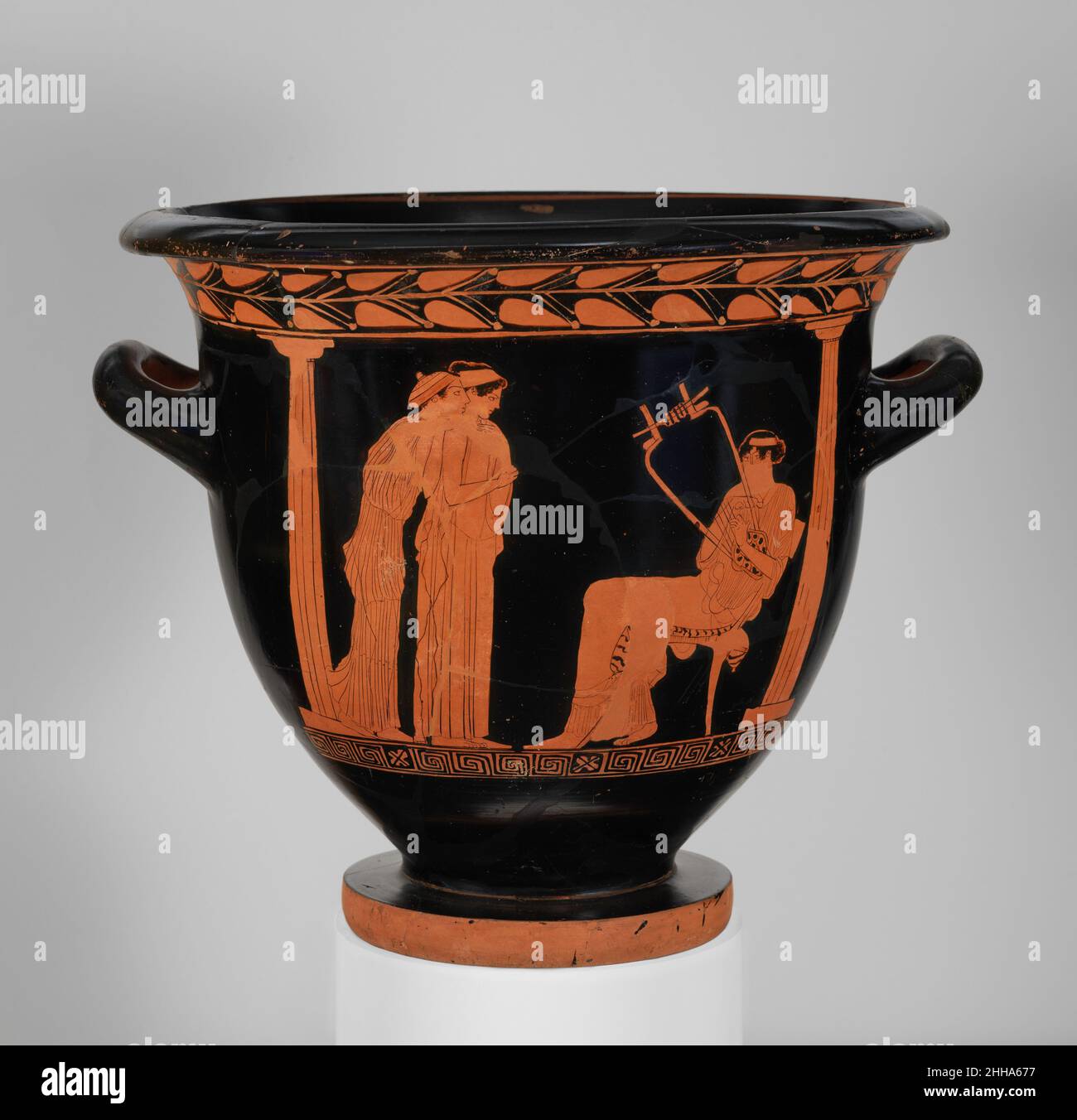 Cloche en terre cuite (bol pour mélanger le vin et l'eau) ca.460 C.-B. attribué à la Danaë Painter Obverse, femme jouant lyre et deux femmes listeningReverse, womenLa scène ici a une intimité qui est exceptionnelle dans la peinture grecque vase-peinture.Dans un cadre intérieur, une femme assise joue la lyre.Avant son stand, deux femmes, dont l'une repose le menton et les mains sur l'épaule de l'autre.Les auditeurs sont enraphés par ce qu'ils entendent.Tous les éléments de la représentation reflètent la vie quotidienne au milieu du cinquième siècle avant J.-C. Athènes.Il est néanmoins tentant de voir le sujet en termes plus spécifiques Banque D'Images
