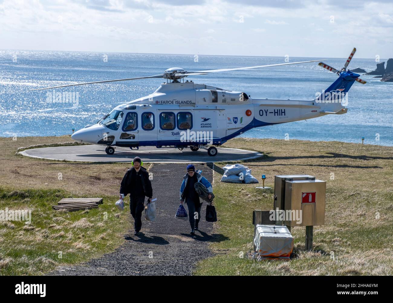 L'hélicoptère est l'un des rares moyens d'accéder à l'île éloignée de Mykines dans les îles Féroé. Banque D'Images