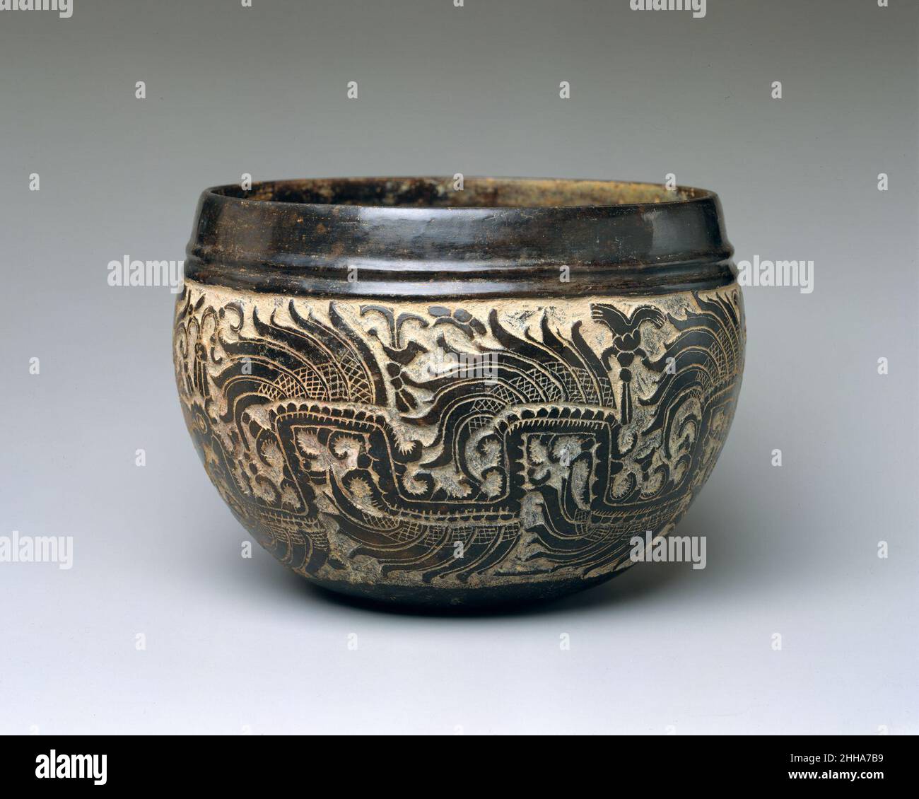 Bol sculpté 6th Century Maya ce magnifique bol en noircissement est décoré  de serpents à plumes sculptés et incisés.Les figures humaines du profil  sont placées devant leurs mâchoires barbes.Les corps des serpents