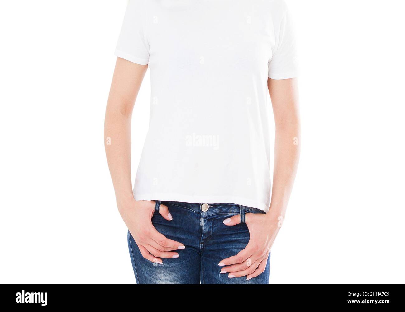 Jeune fille mince avec un beau corps dans une chemise blanche sur