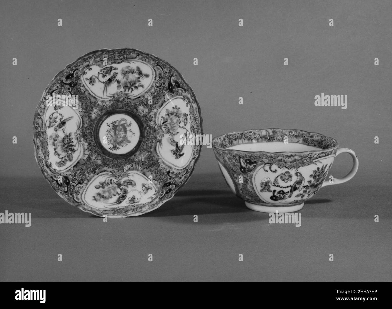 Tasse à thé et soucoupe ca.1860–66 Chinois, pour le marché américain.Tasse à thé et soucoupe.Chinois, pour le marché américain. CA.1860–66.Porcelaine.Fabriqué en Chine Banque D'Images