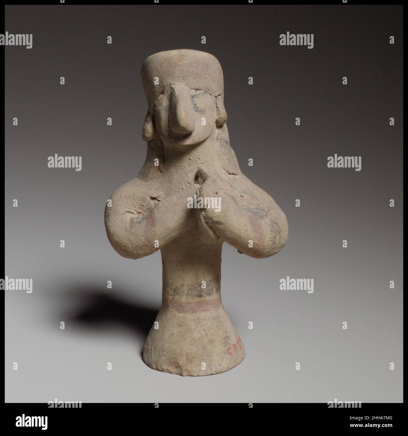 Joueur de lyre masculin debout ca.600–480 C.-B. Cypriote le corps cylindrique est fait à la main et solide, avec une base concave en forme de cloche.Joueur de lyre masculin debout 241232 Banque D'Images