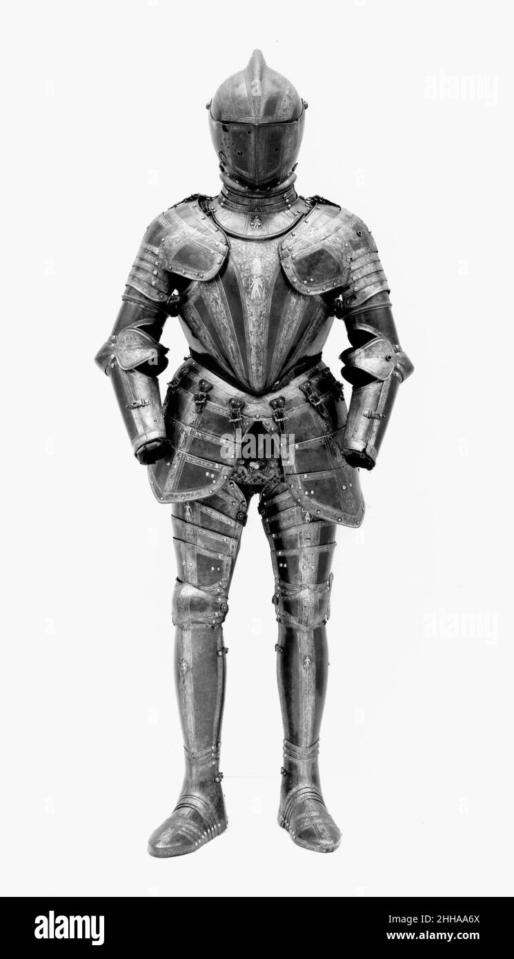 Armure pour le terrain et le tournoi ca.1575–80 Italien, probablement Milan cette armure richement décorée est un mélange de composants d'une grande garniture pour la bataille et le tournoi.Les défenses proches du casque et du bras sont pour l'inclinaison, un joust dans lequel une barrière sépare deux concurrents montés.Les tassets asymétriques (défenses de la partie supérieure de la cuisse) sont pour le tourney, un simulacre de combat mené par deux groupes de concurrents portés armés de landes et d'épées émoussées.Le pectoral, sans repos de lance, et la plaque arrière sont pour le tournoi combattu à pied ou pour l'infanterie.Les défenses de l'épaule et de la jambe A. Banque D'Images