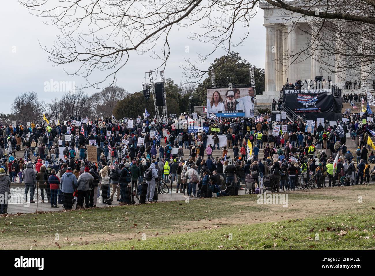 Washington, DC- 22 janvier 2022 : les manifestants se réunissent pour un rassemblement contre les vaccins devant le Lincoln Memorial à Washington DC Banque D'Images