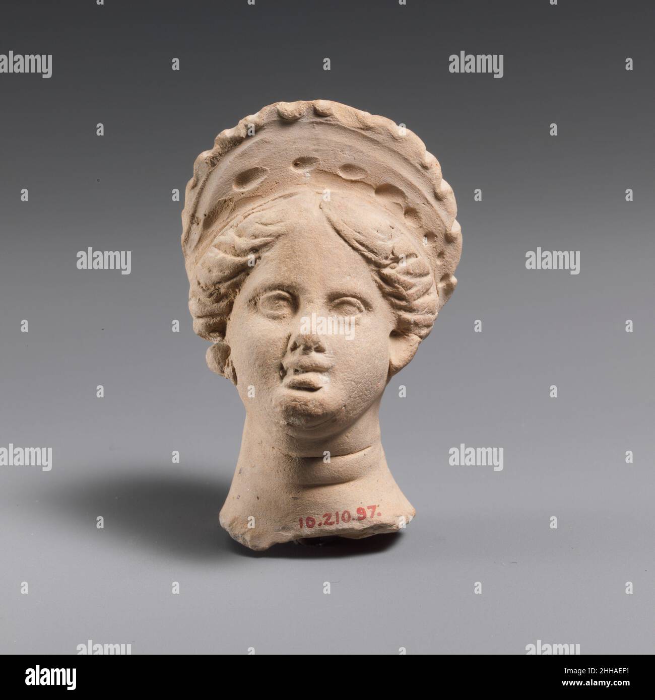 Tête femelle en terre cuite 4th–3rd siècle C.-B. grec portant un phendone.Tête femelle en terre cuite 248384 Banque D'Images