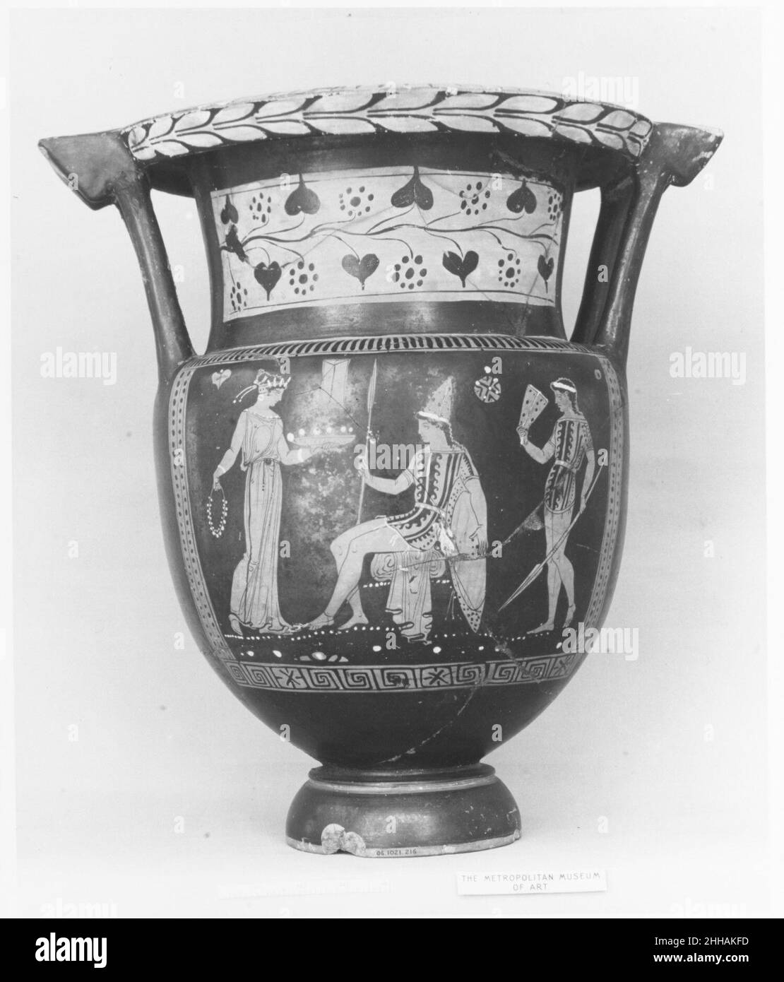 Terre cuite colonne-krater (bol à mélanger) ca.380–360 C.-B. attribué à l'artiste-peintre Rodin Obverse, femme, guerrier Oscan, et homme d'Oscan Reverse, trois youthsLa forme, plusieurs des motifs, et les techniques de décoration ici ont été introduites dans le sud de l'Italie par les immigrants grecs et les importations.Les figures de la robe d'Oscan représentent l'une des populations autochtones qui ont recherché les traditions grecques et les ont intégrées dans leur culture.Dans ce cas, les vases à figure rouge illustrent l'acculturation artistique.Couronne de terre cuite (bol à mélanger) 247379 Banque D'Images Terre cuite colonne-krater (bol à mélanger) ca.380–360 C.-B. attribué à l'artiste-peintre Rodin Obverse, femme, guerrier Oscan, et homme d'Oscan Reverse, trois youthsLa forme, plusieurs des motifs, et les techniques de décoration ici ont été introduites dans le sud de l'Italie par les immigrants grecs et les importations.Les figures de la robe d'Oscan représentent l'une des populations autochtones qui ont recherché les traditions grecques et les ont intégrées dans leur culture.Dans ce cas, les vases à figure rouge illustrent l'acculturation artistique.Couronne de terre cuite (bol à mélanger) 247379 Banque D'Images
