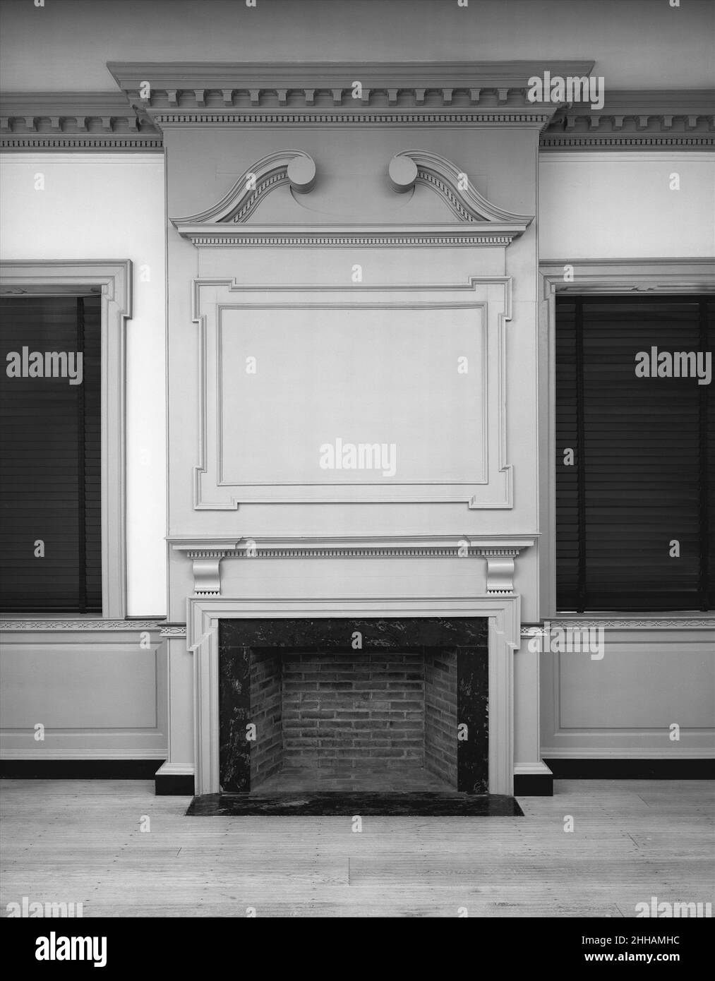 Panneau de la salle de bal de Gadsby's Tavern, Alexandria, Virginie 1792–93 American la riche œuvre en bois de la salle de bal de Gadsby's Tavern reflète la poursuite de la tradition décorative géorgienne jusqu'à la première période fédérale.Construite en 1792-93, la salle de bal se trouvait à l'origine au deuxième étage de l'hôtel City Tavern de style fédéral.C'était l'un des espaces publics les plus raffinés d'Alexandrie, en Virginie.En 1798 et 1799, George Washington célébrait ses balles de nuit à la taverne.Lors de sa tournée des États-Unis de 1824 à 25, le marquis de Lafayette y a passé plusieurs jours Banque D'Images