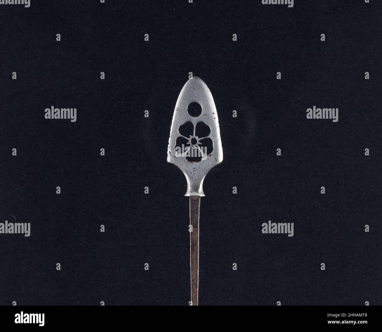 Arrowhead (Yanone) 18th siècle japonais bien qu'aujourd'hui les guerriers japonais sont les plus renommés pour leur travail à l'épée, le tir à l'arc, en particulier à cheval, a été une partie essentielle de la guerre et de la culture samouraïs pendant des siècles.Les flèches étaient équipées de têtes de forme variable selon leur usage prévu dans la guerre, la chasse ou la pratique de la cible.Les pointes de flèches destinées à être utilisées sur le champ de bataille ont été conçues pour des applications spécialisées telles que le perçage d'armures ou pour causer des dommages maximum aux chevaux et au personnel non blindé. Grandes pointes de flèches, percées et ciselées avec la Banque D'Images