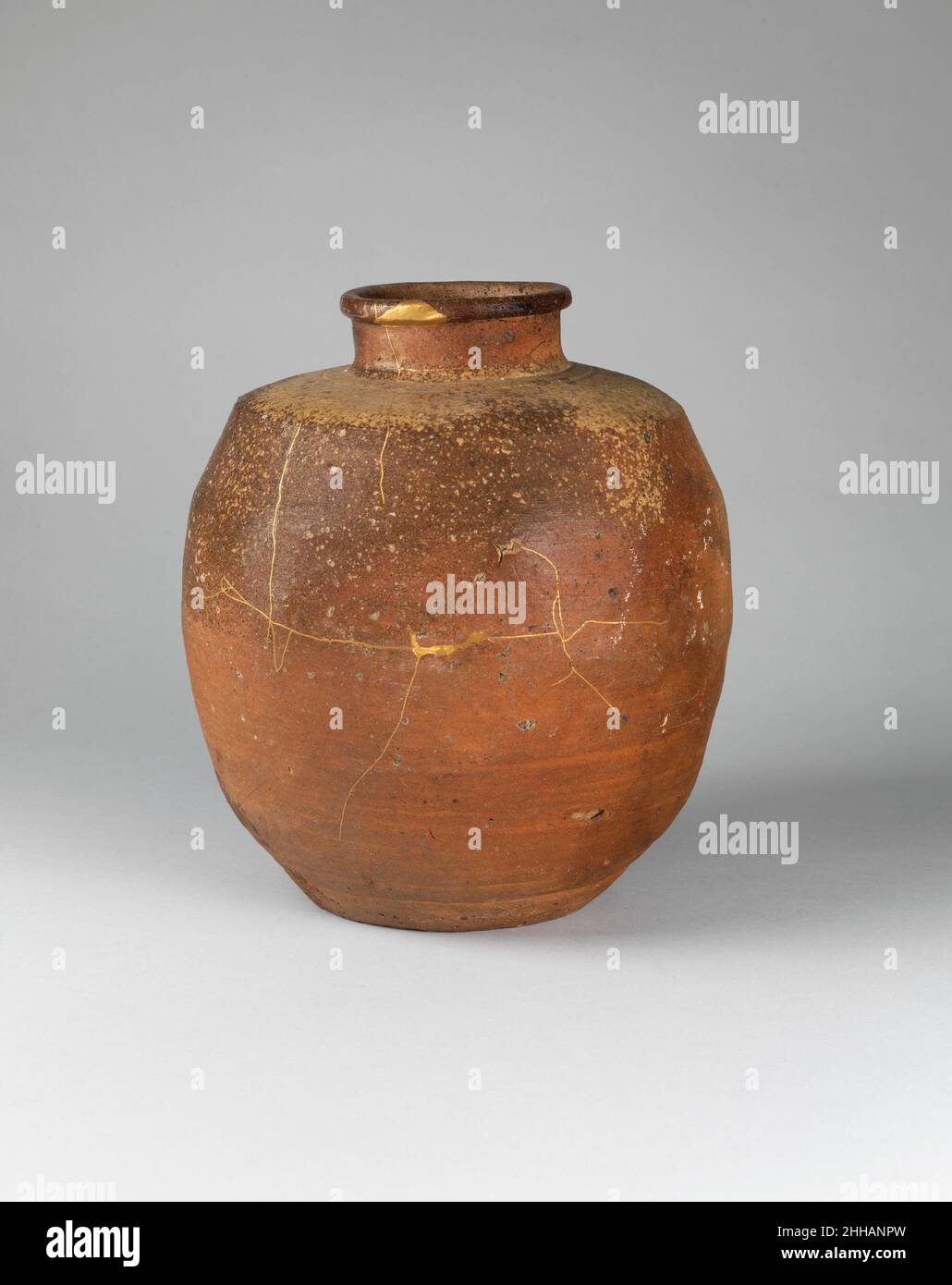 Shigaraki jar (Tsupo) 17th siècle Japon.Pot Shigaraki (Tsupo).Japon.17th siècle.Grès avec glaçure de frêne naturelle et réparation de laque d'or (Kyoto ware, type Shigaraki).Période Edo (1615–1868).Céramique Banque D'Images