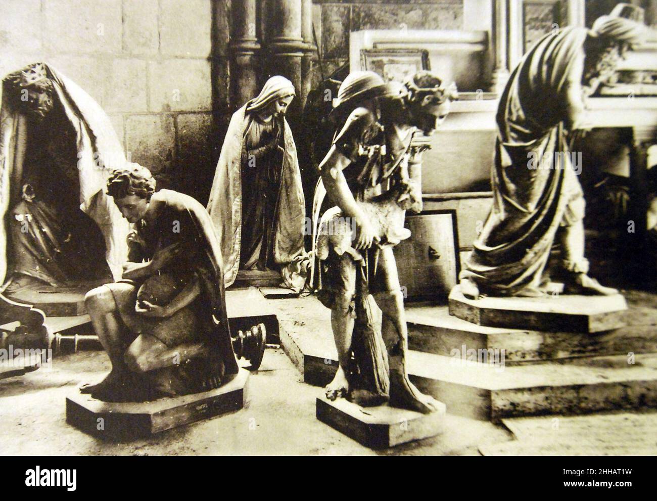 Statues de la cathédrale de Soissons abritées lors des bombardements en 1918 (29914972472). Banque D'Images