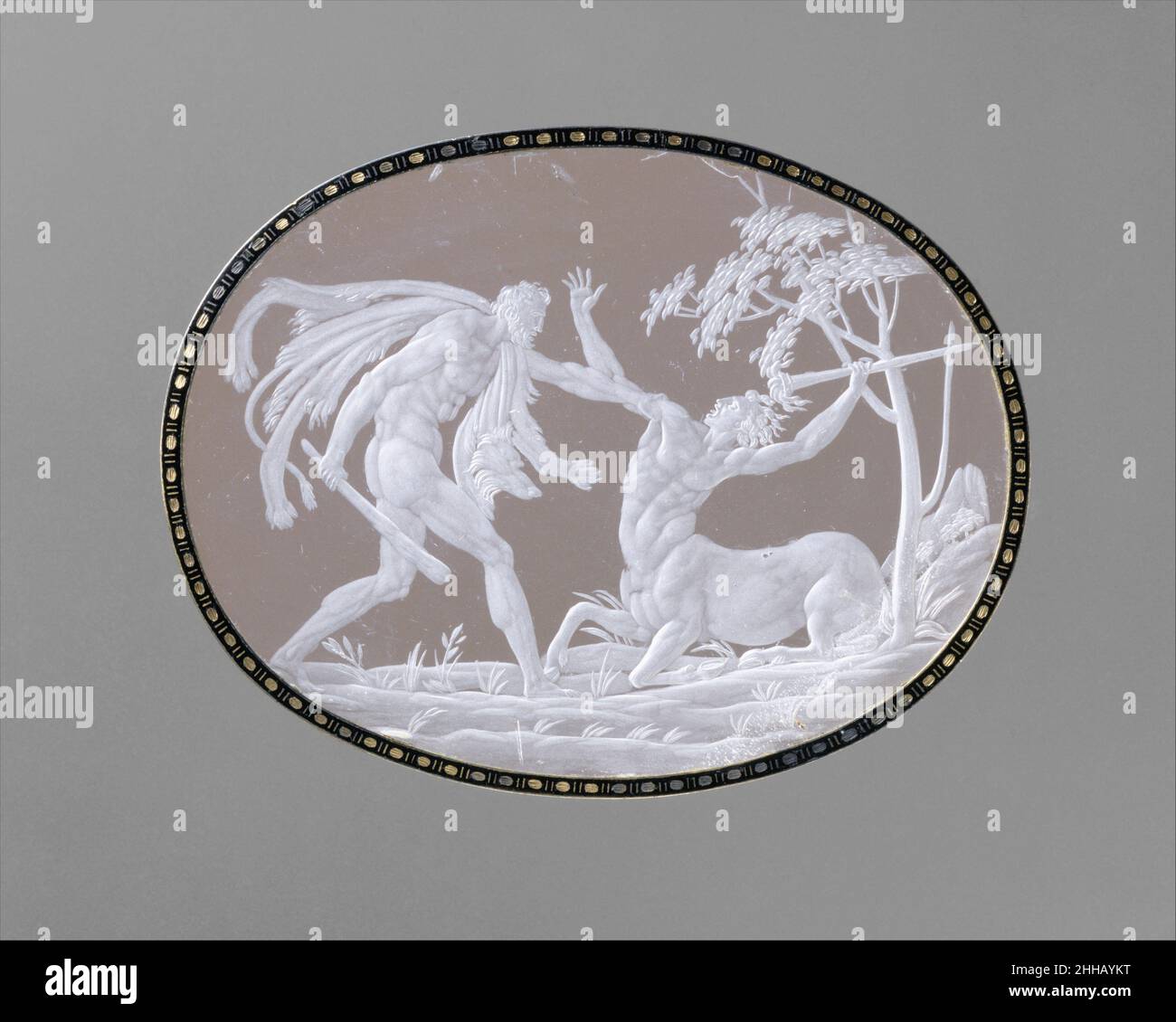 Hercules et Nessus avant 1584 Annibale Fontana l'un des plus grands artistes glyptiques travaillant à Milan pendant la seconde moitié du XVIe siècle, Fontana a gravé en cristal de roche des scènes Manneristes tardives d'une lumière exquise provenant de la mythologie classique et de sujets bibliques.Un cercueil, fixé avec les plaques de cristal de roche de Fontana et fait pour Albrecht V, duc de Bavière (r.1550–79), on peut encore le voir dans le Schatzkammer de la Residenz de Munich.Le médaillon du Metropolitan Museum fait partie d'une série de six cristaux de roche survivants gravés avec des épisodes de l'histoire d'Hercules; les médaillons étaient r Banque D'Images