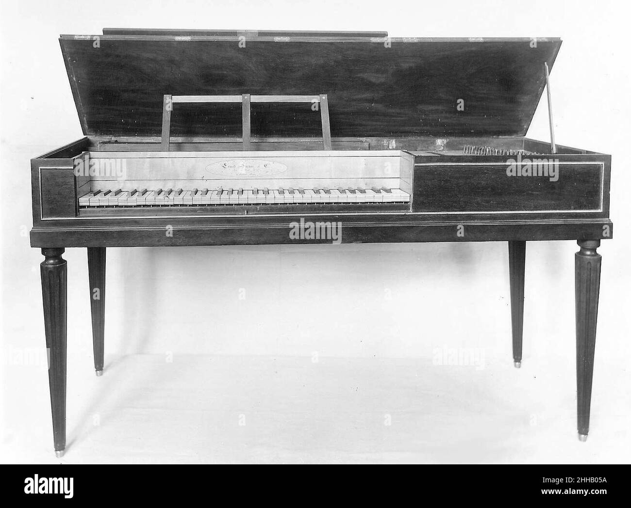 Square Piano 1800 Erard Frères et Co Paris et Londres Sebastian Erard était  un fabricant d'instruments de Strasbourg qui s'est spécialisé dans la  construction de harpes et de pianos.Il établit sa première