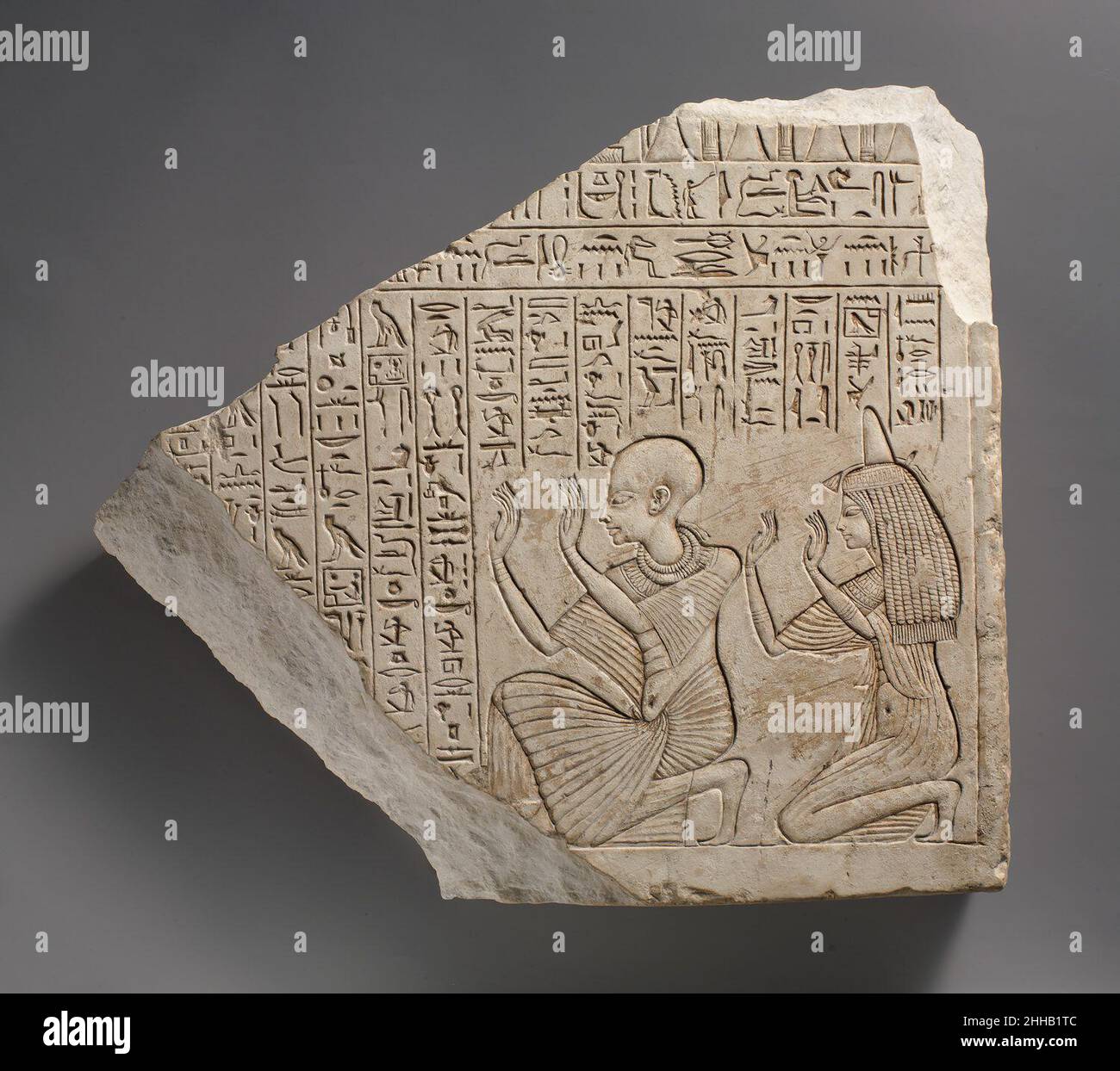 Stela votive de Userhat 1327–1295 BC Nouveau Royaume dans le texte sur cette stela, Userhat témoigne de ses propres bonnes qualités et de sa confiance dans son dieu, probablement Amun.Il est montré ici avec sa femme, Nefertari.Userhat était un prêtre dans les cultes mortuaires d'Amenhotep III et de Toutankhamon, ainsi le couple doit avoir vécu pendant la dynastie plus tard 18.La superposition complexe de relief et le style des figures démontrent l'influence de l'art d'Amarna à Thèbes.Stela votive de Userhat 544776 Banque D'Images