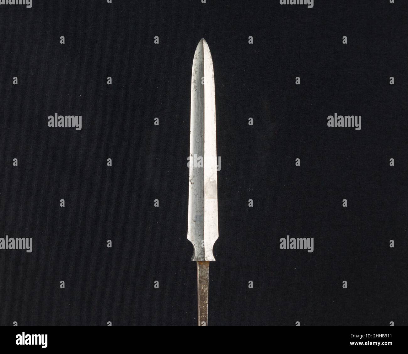 Arrowhead (Yanone) 18th–19th siècle Japonais bien qu'aujourd'hui les guerriers japonais soient les plus renommés pour leur stratégie de l'épée, le tir à l'arc, surtout à cheval, a été une partie essentielle de la guerre et de la culture samouraïs pendant des siècles.Les flèches étaient équipées de têtes de forme variable selon leur usage prévu dans la guerre, la chasse ou la pratique de la cible.Les pointes de flèches destinées à être utilisées sur le champ de bataille ont été conçues pour des applications spécialisées telles que le perçage d'armures ou pour causer des dommages maximum aux chevaux et au personnel non blindé. Grandes pointes de flèches, wi percé et ciselé avec précision Banque D'Images