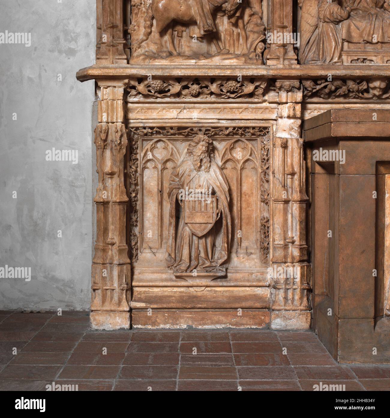 Autel predella et Socle de l'Archevêque Don Dalmau de mur y Cervello ca.1456–1458 Francí Gomar Espagnol cette structure massive, qui s'étend sur cinq baies sur deux niveaux, a été commandée par don Dalmau de mur y Cervello, archevêque de Saragosse de 1434 à 1458/9, pour un autel dans la chapelle du palais archiépiscopal.Le niveau supérieur (destiné comme la predella de l'retable ou retable) contient cinq scènes: Saint Martin ou Tours divisant son manteau avec un mendiant et Christ apparaissant à lui dans un rêve (panneaux de gauche); le Descent du Saint-Esprit (panneau central); et Saint Thecla écoutant Banque D'Images