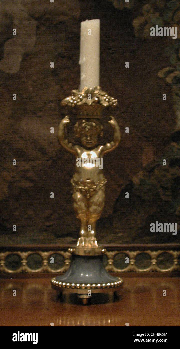 Paire de chandeliers 1775–85 Français, Paris les satyres, avec leurs pattes et leurs sabots coiffés semblables à ceux de la chèvre, étaient les serviteurs de Dionysius.Ils se tiennent sur des tambourins, qui étaient une partie essentielle des rites dionysiens.Paire de chandeliers 196546 Banque D'Images