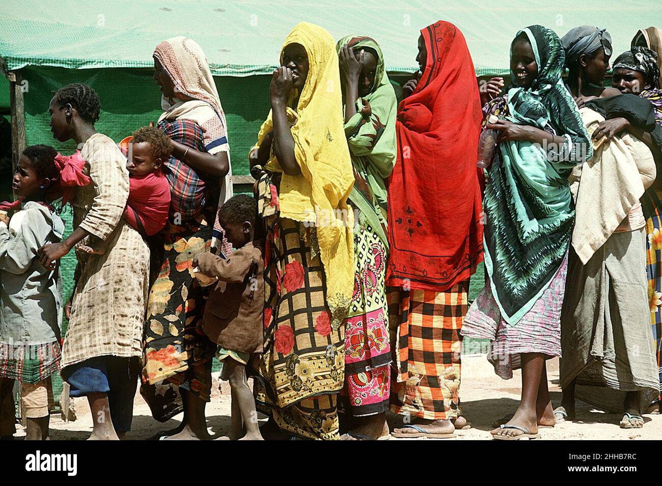 Les femmes et les enfants somaliens se font la queue dans une station d'aide lors de l'opération multinationale de secours Restore Hope DN-ST-93-02601. Banque D'Images