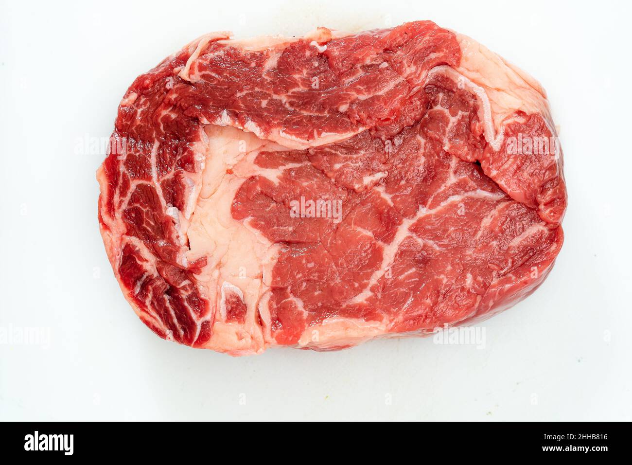 Gros plan d'un steak d'oeil côtelé sur fond blanc. Vue sur le dessus Banque D'Images
