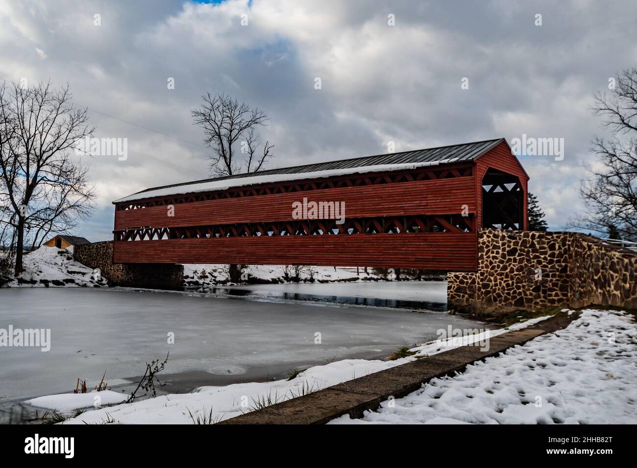 Sachs Covered Bridge et Frozen Marsh Creek, Gettysburg, Pennsylvanie, États-Unis Banque D'Images