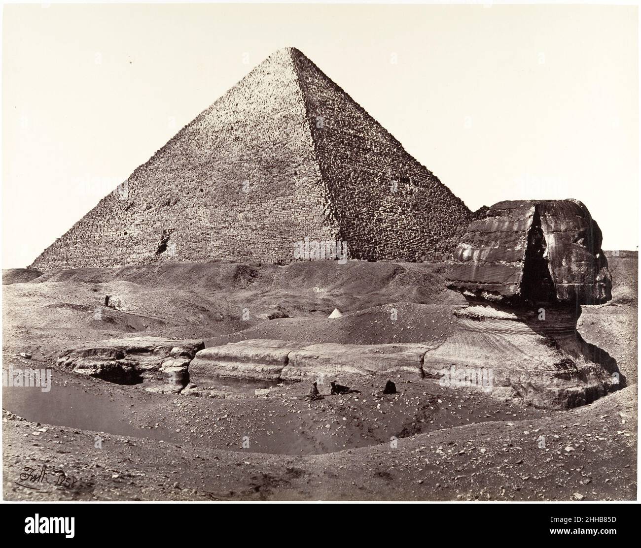 La Grande Pyramide et la Grande Sphinx 1858 Francis Frith British en 1856 Frith a commencé le premier de trois voyages au Moyen-Orient, lançant une carrière très réussie en tant que photographe et éditeur de vues topographiques étrangères.Il est miraculeux qu'il ait réussi à faire des vues monumentales et théâtrales telles que celle-ci, car les négatifs en verre relativement nouveaux lui ont demandé de transporter son énorme appareil photo, des feuilles de verre, et des bouteilles de produits chimiques à travers le désert et de pelage, exposer,et développer ses plaques avant le séchage de l'émulsion de collodion.'Avec le thermomètre à 110° dans ma tente,' Banque D'Images