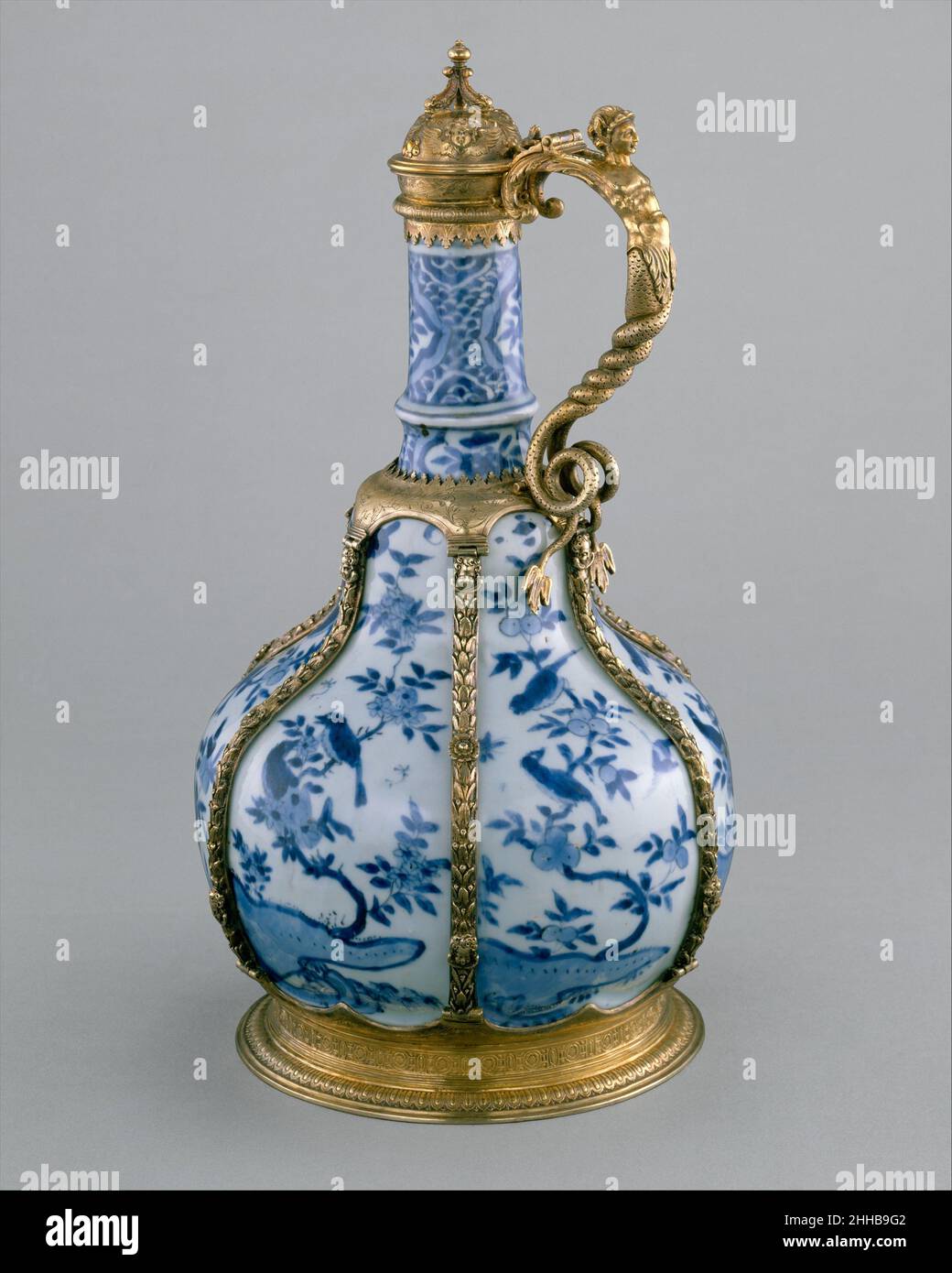 Ewer de Burghley House, Lincolnshire porcelaine chinoise 1573– ca.1585, montages britanniques ca.1585 British, Londres monte et porcelaine chinoise au XVIe siècle, la porcelaine chinoise arrive parfois en Angleterre, parfois par le biais du Levant, parfois par la mer autour du Cap de bonne espérance.Comme il était très rare et considéré comme un Trésor spécial, les plus accomplis silversmith anglais ont souvent été commandés pour en faire des montages.De telles pièces étaient considérées comme appropriées pour les cadeaux royaux ou pour l'ameublement de maisons princières.L'égout illustré ici est un d'un groupe de por chinois Banque D'Images