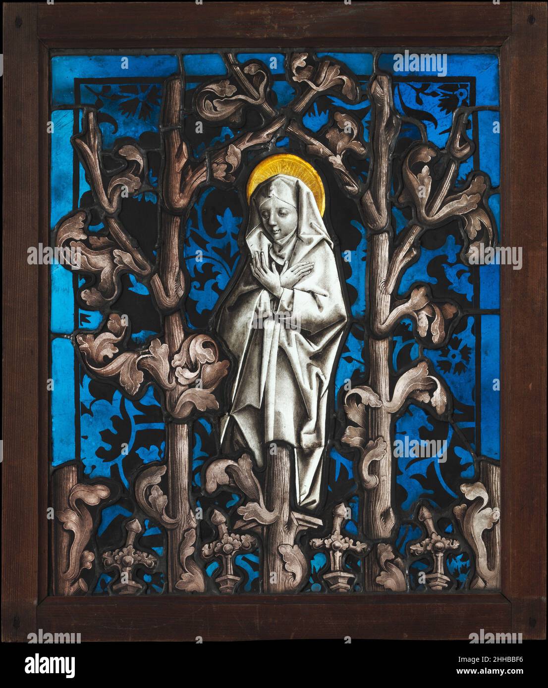 Le Mater Dolorosa ca.1480 Lautenbach Maître la mère allemande en deuil du Christ (Mater dolorosa) se trouve dans un réseau luxuriant de branches verdoyantes connues sous le nom d'Astwerk, une traduction de canopies architecturales et de la tracerie en un vocabulaire végétal.Parmi les artistes les plus innovants de la fin du XVe siècle, Peter Hemmel et le groupe de peintres en verre de coloration avec lequel il a travaillé, connu sous le nom de Coopérative de Strasbourg Workshop, ont exécuté des programmes de vitrage dans tout le sud de l'Allemagne et en Autriche.Les panneaux sont en excellent état. Voir également la référence1998.215.1. Le Mater Dolorosa 470136 Banque D'Images