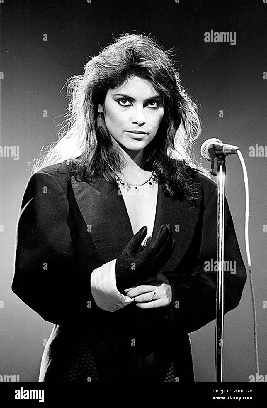 Vanité connue sous le nom de Denise Matthews se produit avec le groupe  Vanity 6 sur l'émission de télévision 'SOLID Gold'., Hollywood, California,  United Photo Stock - Alamy