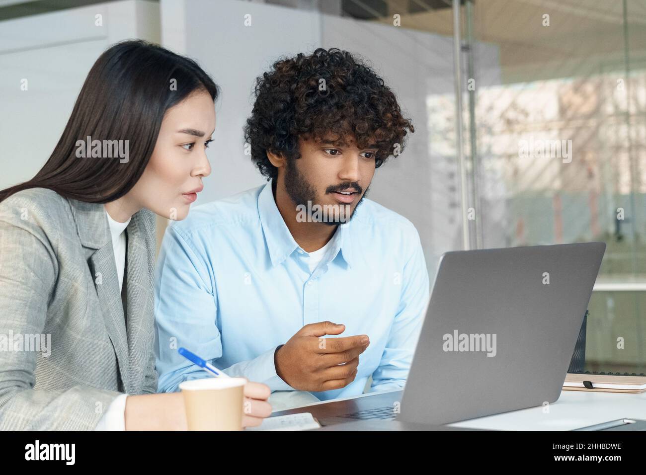 Équipe professionnelle multiethnique travaillant sur un ordinateur portable regardant l'écran de l'ordinateur Banque D'Images