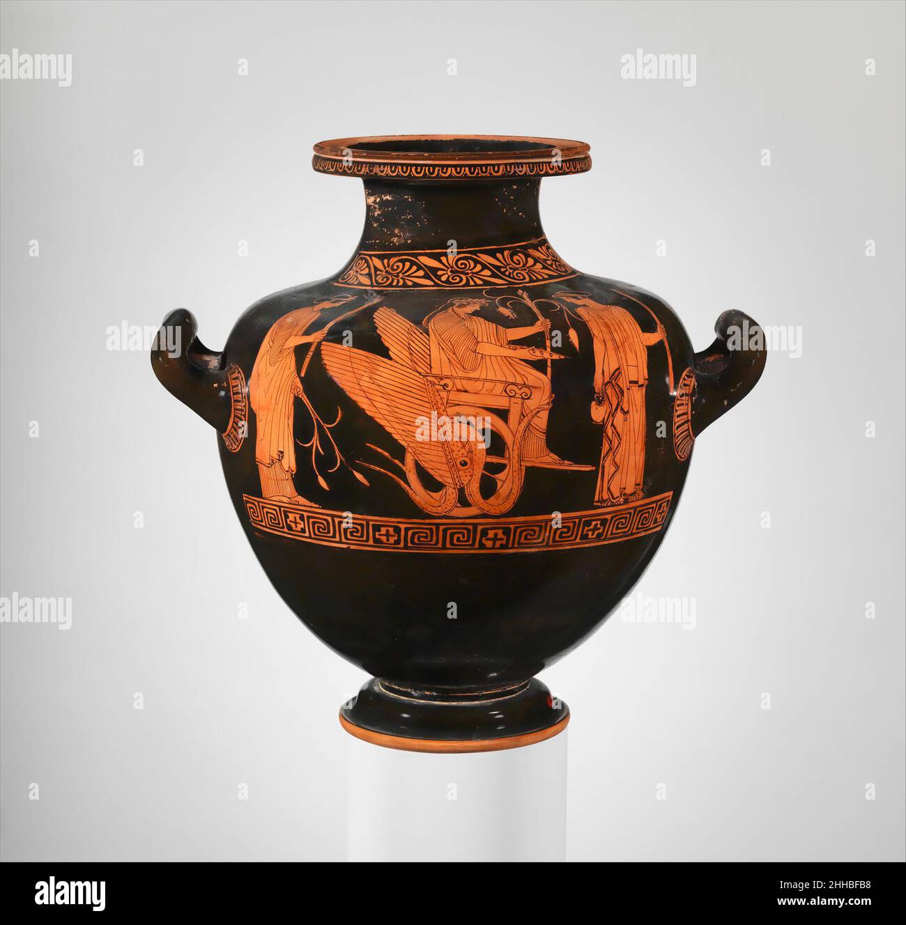 Hydrie en terre cuite : kalpis (vase d'eau) env.460–450 C.-B. attribué à l'artiste-peintre Niobid Triptolemos entre Demeter et PersephoneLe artiste-peintre Niobid se classe avec l'artiste-peintre Villa Giulia comme l'un des artistes prééminents du deuxième quart du cinquième siècle C.-B. l'artiste-peintre Niobid se souvient particulièrement des représentations mythologiques sur les grands pots.Ici, à plus petite échelle, il dépeint Triptolemos envoyé par la déesse Demeter, la patronne de la fertilité et de l'agriculture, et sa fille, Persephone, pour enseigner la culture du grain à l'humanité.La grande attraction de ceci Banque D'Images Hydrie en terre cuite : kalpis (vase d'eau) env.460–450 C.-B. attribué à l'artiste-peintre Niobid Triptolemos entre Demeter et PersephoneLe artiste-peintre Niobid se classe avec l'artiste-peintre Villa Giulia comme l'un des artistes prééminents du deuxième quart du cinquième siècle C.-B. l'artiste-peintre Niobid se souvient particulièrement des représentations mythologiques sur les grands pots.Ici, à plus petite échelle, il dépeint Triptolemos envoyé par la déesse Demeter, la patronne de la fertilité et de l'agriculture, et sa fille, Persephone, pour enseigner la culture du grain à l'humanité.La grande attraction de ceci Banque D'Images