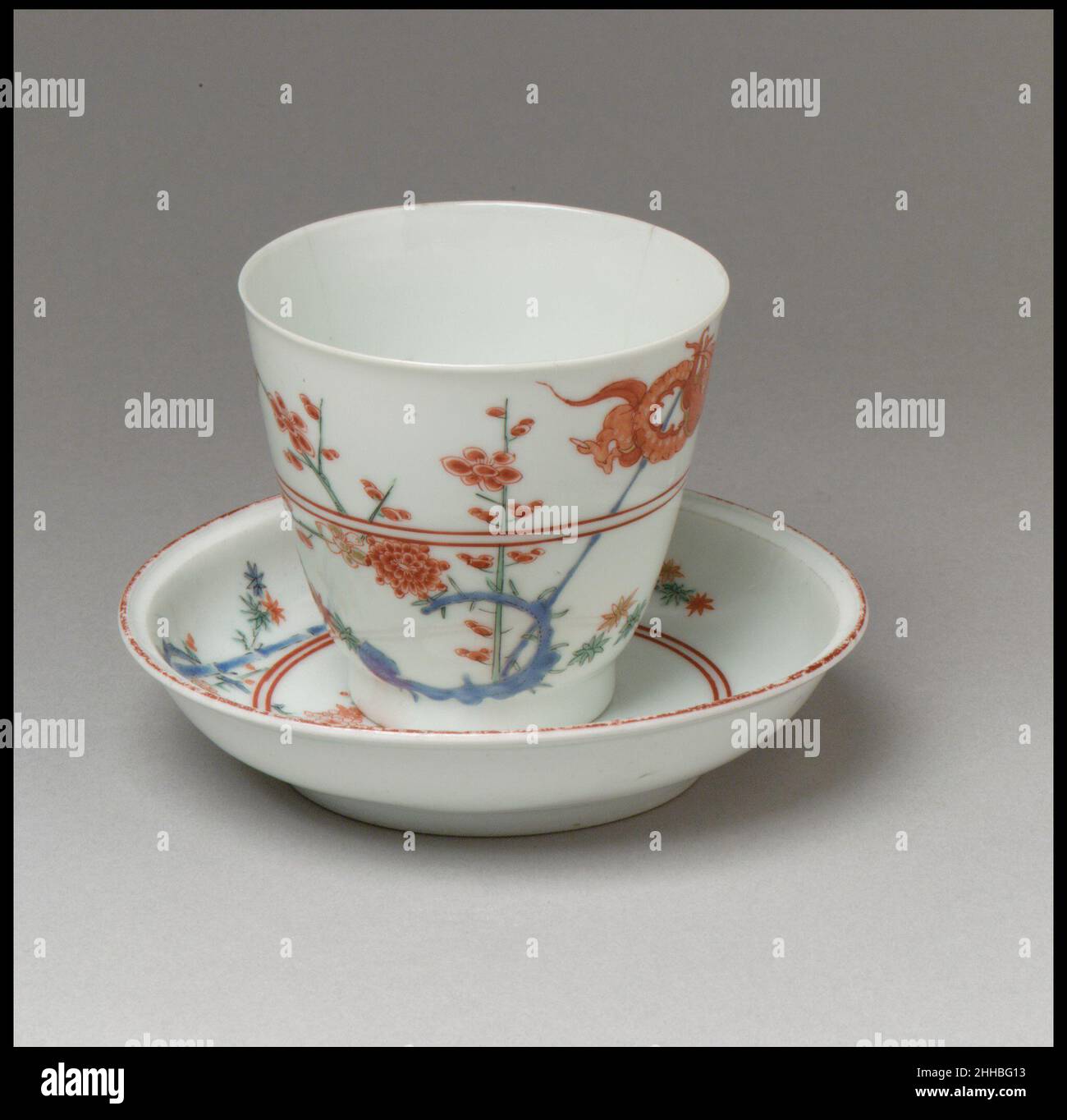 Becher 1700–1720 Japonais, pour le marché européen le don de la Collection Hans Syz en 1995 a doté le Musée de près de trois cents exemples de céramiques européennes et asiatiques méticuleusement acquis par le collectionneur né en Suisse Dr. Syz (1894–1991) pour tracer la migration des modèles et des modèles d'est en Ouest.Documentant un processus continu d'influence et d'adaptation, ces pièces fournissent un examen discriminant des nuances de changement stylistique résultant de trois siècles de commerce.Bécher 208376 Banque D'Images