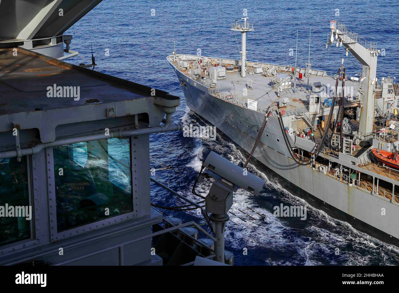 OCÉAN PACIFIQUE (janv15, 2022) le capitaine Amy Bauernschmidt, commandant de l'USS Abraham Lincoln (CVN 72), observe une reconstitution en mer avec le ravitailleur USNS Guadalupe (T-AO 200) de la flotte du Commandement militaire de Selift.Abraham Lincoln Strike Group est en cours de déploiement prévu dans la zone d'exploitation de la flotte américaine 7th afin d'améliorer l'interopérabilité par le biais d'alliances et de partenariats tout en servant de force d'intervention prête à l'emploi pour soutenir une région Indo-Pacifique libre et ouverte.(É.-U.Photo de la marine par le Spécialiste des communications de masse 3rd classe Javier Reyes) Banque D'Images