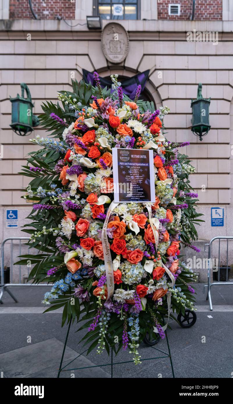 New York, États-Unis.23rd janvier 2022.Des policiers de Westchester Counter ont envoyé des fleurs dans le quartier de Harlem en 32nd et ont marché jusqu'à l'hôpital de Harlem pour montrer leur soutien à l'officier grièvement blessé Wilbert Mora.(Photo de Steve Sanchez/Pacific Press) Credit: Pacific Press Media production Corp./Alay Live News Banque D'Images