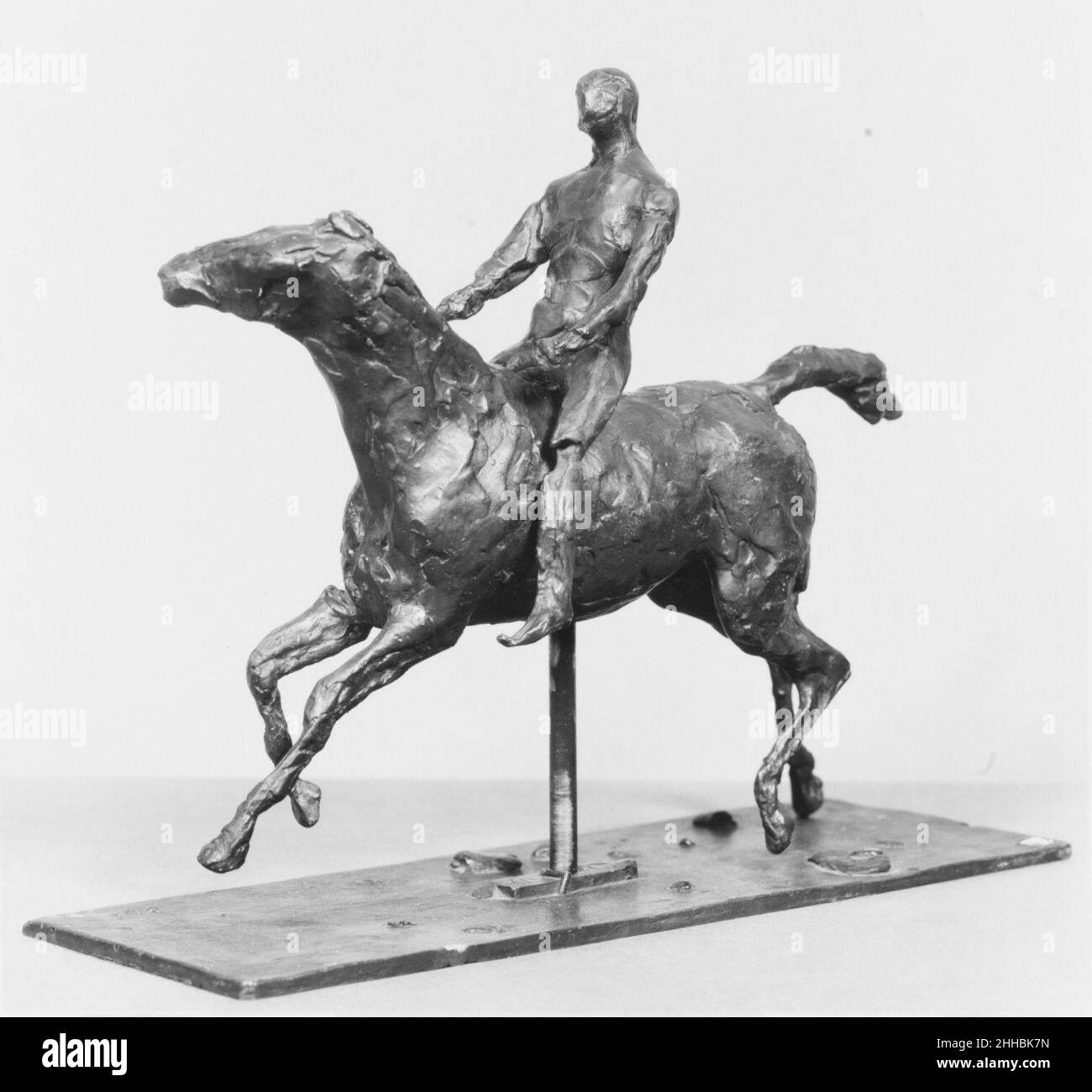 Cheval avec Jockey; cheval Galloping, tournant la tête vers la droite, les pieds ne touchant pas le sol modélisé peut-être avant ca.1879, casting 1920 Edgar Degas Français à la mort de Degas en 1917, plus de 150 sculptures figuratives ont été trouvées dans son studio.La plupart étaient faits de cire fragile, d'argile et de plastiline (un matériau de modélisation à base de cire et d'huile).Beaucoup se sont détériorés.Seulement quelques-uns ont été conservés dans des copies qui avaient été moulées à partir d'eux dans le plâtre.À l’exception de la petite cire de quatorze ans Old Dancer (Washington: NGA), aucune de ces sculptures n’avait été exposée publiquement au cours de la vie de l’artiste.Alt Banque D'Images