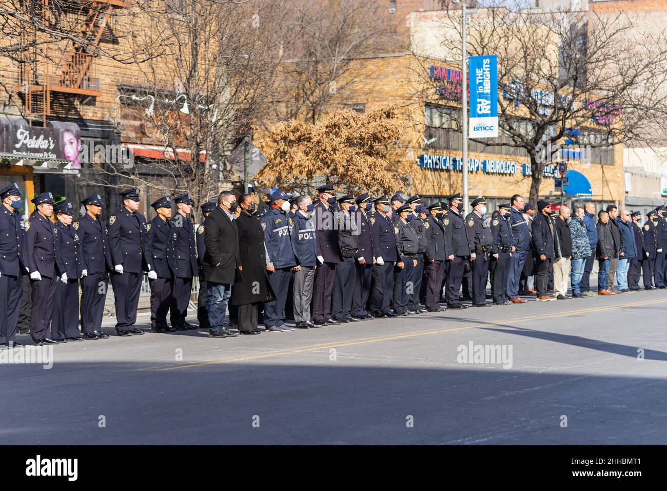 23 janvier 2022, New York City, New York, États-Unis : funérailles de l'officier du NYPD Jason Rivera a eu lieu à Riverdale Funeral Home, dans la section Inwood de Manhattan.Des centaines d'officiers se sont retrouvés à l'extérieur en formation pour montrer leur soutien à leur collègue.(Image de crédit : © Steve Sanchez/Pacific Press via ZUMA Press Wire) Banque D'Images