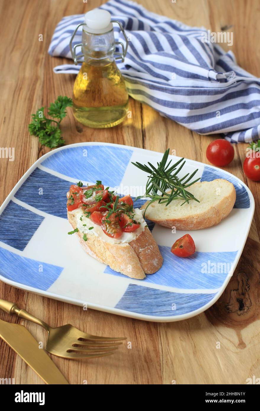Délicieux pain de baguette grillé aux tomates rouges rôties, au fromage feta et à l'origan Banque D'Images