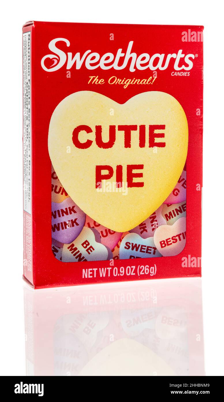 Winneconne, WI -23 janvier 2021: Un paquet de bonbons coeur originaux en amoureux sur un fond isolé Banque D'Images