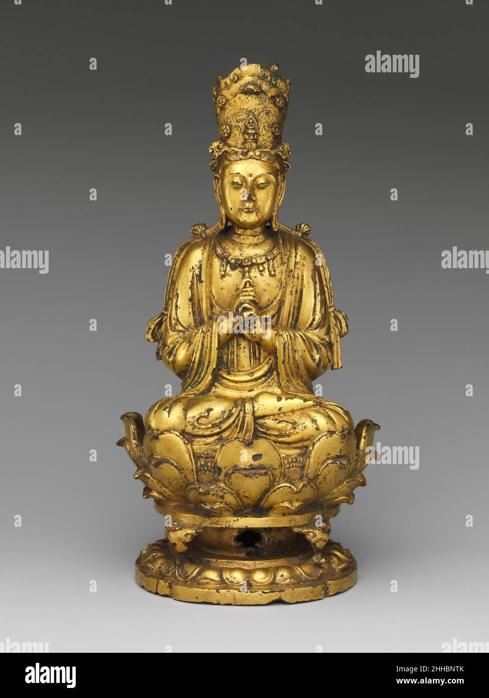 Bouddha Vairocana (Dari) 11th siècle Chine ce Bouddha tient ses mains dans un « poing de sagesse », un geste dans lequel la main gauche saisit l'index de la main droite.Cela l'identifie comme Vairocana, l'un des nombreux bouddhistes célestes, ou transcendants, qui ont été particulièrement importants en Chine du sixième au dixième siècles.Vairocana fait souvent ce geste quand il est représenté au centre de l'utérus Mandala du monde, et il est possible que cette magnifique sculpture coulée faisait autrefois partie d'un plus grand groupe d'images arrangées comme un mandala, ou diagramme cosmique.Bouddha Vairocana (Dari).C Banque D'Images