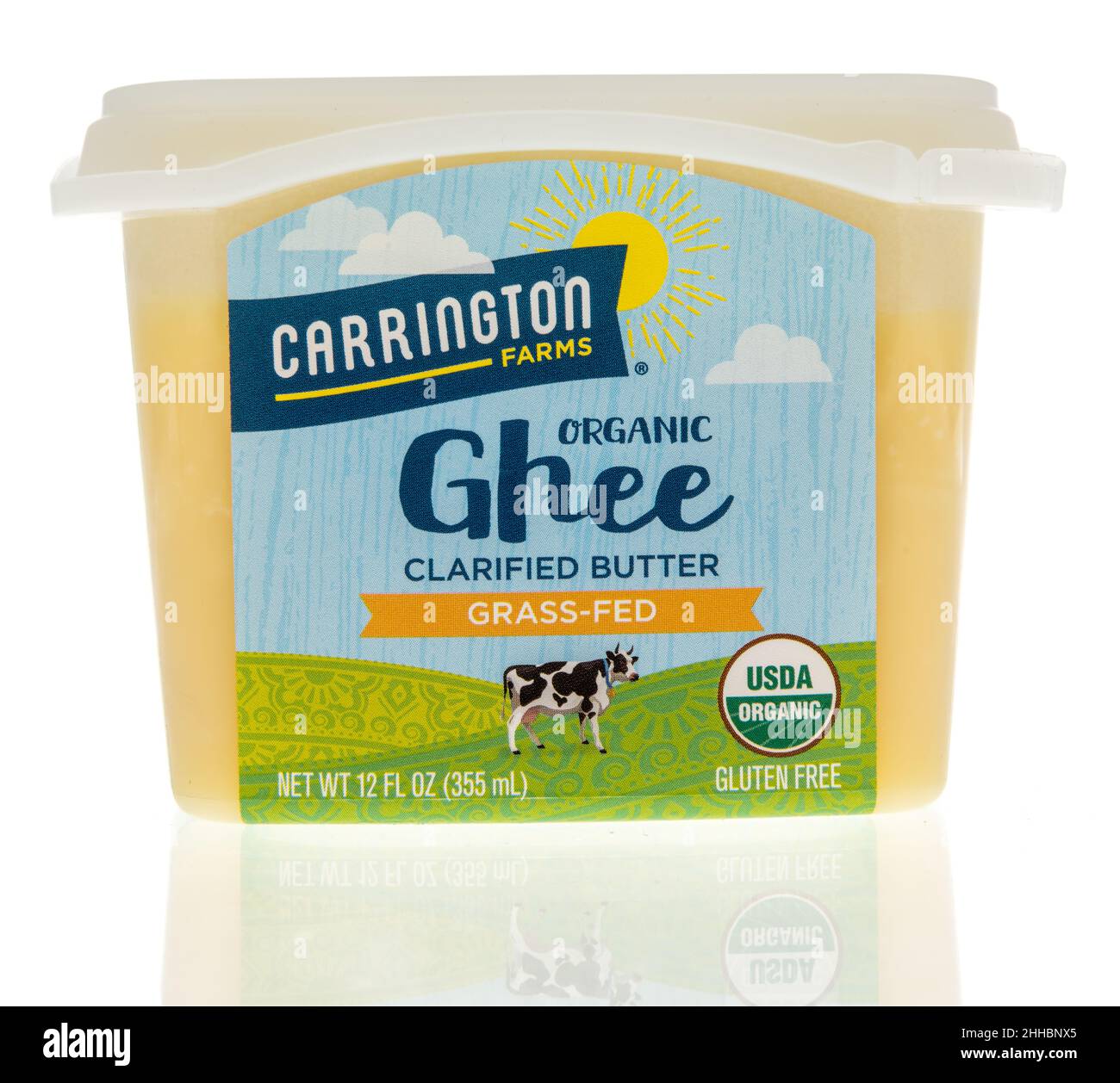 Winneconne, WI -23 janvier 2021: Un paquet de ghee organique Carrington Farms clarifie le beurre sur un fond isolé Banque D'Images