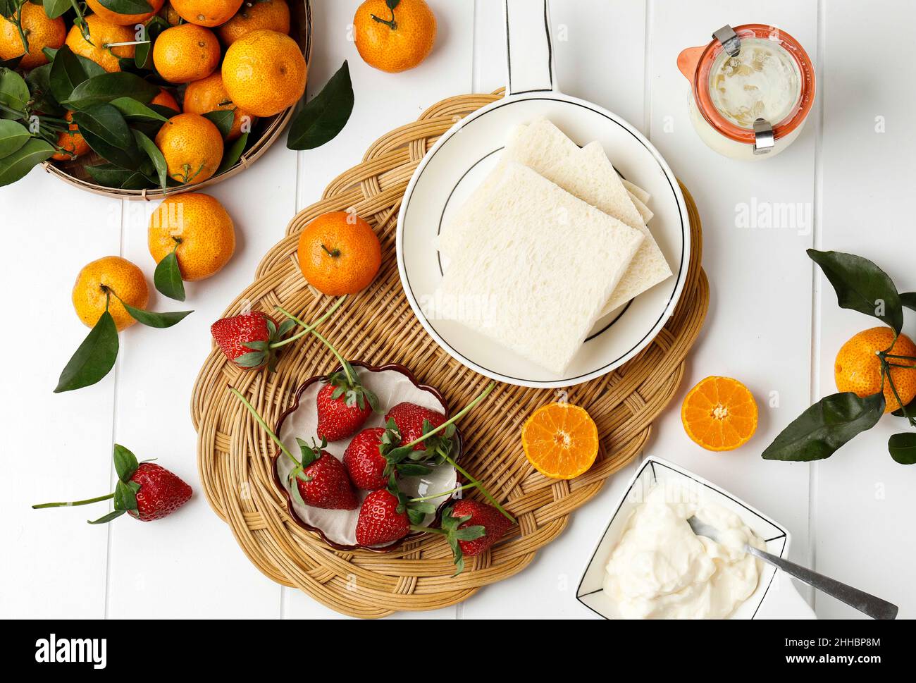 Pain blanc, crème et fruits, ingrédients pour faire du sandwich aux fruits japonais.Vue de dessus Banque D'Images
